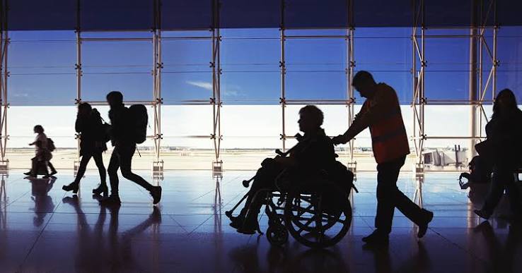 Voli lunghi con il Parkinson: come prevenire la rigidità e il freezing