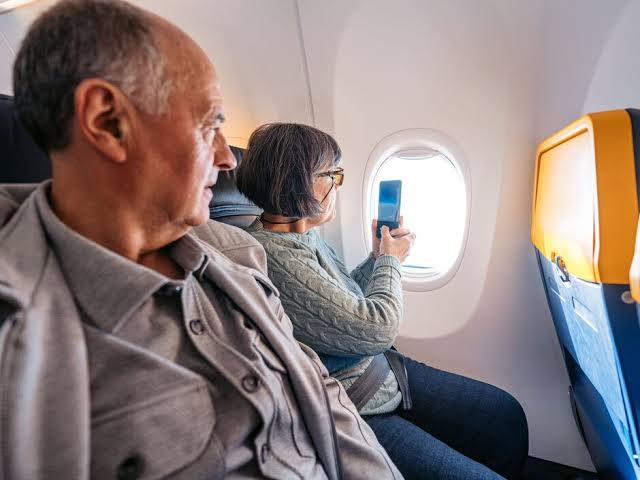 Voli lunghi con il Parkinson: come prevenire la rigidità e il freezing